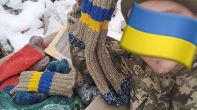 Щоб воїни не мерзли. На Київщині волонтери збирають пряжу, аби в'язати шкарпетки для ЗСУ
