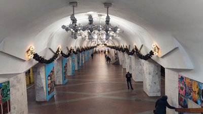 У Харкові ще одну станцію метро прикрасили до Нового року У Харкові ще одну станцію метро прикрасили до Нового року
