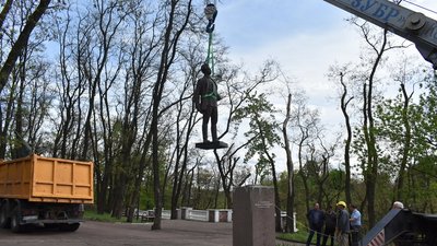У Коростені на Житомирщині знесли ще один пам'ятник, котрий підлягав декомунізації У Коростені на Житомирщині знесли ще один пам'ятник, котрий підлягав декомунізації