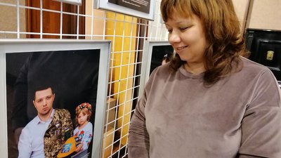 У Кропивницькому представили фотопроєкт про загиблих у війні "Живу завдяки тобі" У Кропивницькому представили фотопроєкт про загиблих у війні "Живу завдяки тобі"