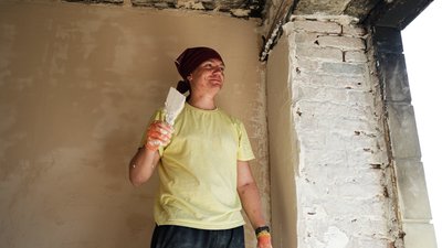 Артем один із волонтерів, які приїхали робити ремонт у частині ДСНС у Макарові Артем один із волонтерів, які приїхали робити ремонт у частині ДСНС у Макарові