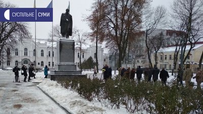День соборності: сумчани поклали квіти до пам'ятників День соборності: сумчани поклали квіти до пам'ятників