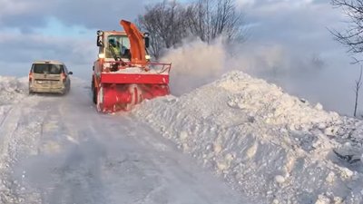 Прикарпаття замело: дорожники розчищають шляхи, надзвичайники рятують людей Прикарпаття замело: дорожники розчищають шляхи, надзвичайники рятують людей
