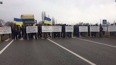 На трасі Одеса – Рені рибалки мітингували проти супутникової системи спостереження На трасі Одеса – Рені рибалки мітингували проти супутникової системи спостереження