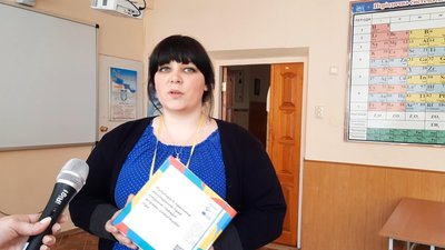 Педагогиня Яна Петльована з Чорткова презентувала посібник-гру з вивчення прав людини. Фото: Суспільне. Поділля. Педагогиня Яна Петльована з Чорткова презентувала посібник-гру з вивчення прав людини. Фото: Суспільне. Поділля.