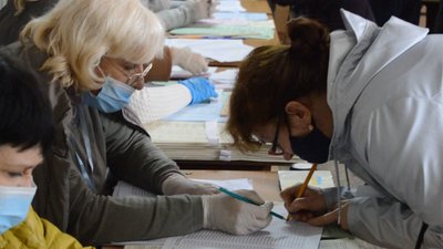Без дистанції та з супроводом: як у Хмельницькому голосують виборці зі слабким зором