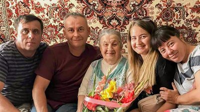 "Коли усі з’їжджаються до мене у гості, не поміщаємось за одним столом". Мати-героїня з Кропивницького "Коли усі з’їжджаються до мене у гості, не поміщаємось за одним столом". Мати-героїня з Кропивницького