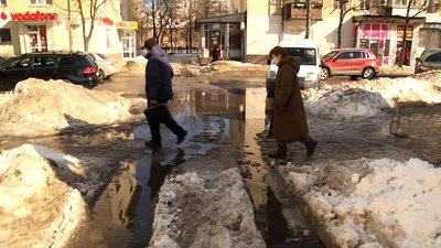 У Житомирі чистять зливні решітки – забиті снігом У Житомирі чистять зливні решітки – забиті снігом