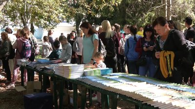 У Рівному переселенцям роздали книги та канцелярію У Рівному переселенцям роздали книги та канцелярію