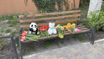 У житловому будинку в Одесі продовжують розбирати завали від ракетного удару У житловому будинку в Одесі продовжують розбирати завали від ракетного удару
