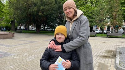 Катерина Посохова з сином Святославом, Тернопіль, 22 квітня, 2024 Катерина Посохова з сином Святославом, Тернопіль, 22 квітня, 2024