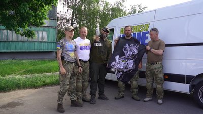 З Чикаго — на фронт. Американські волонтери привезли на Схід України допомогу для військових З Чикаго — на фронт. Американські волонтери привезли на Схід України допомогу для військових