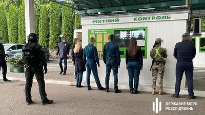 Працівників Галицької митниці затримали за підозрою в систематичному хабарництві Працівників Галицької митниці затримали за підозрою в систематичному хабарництві