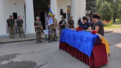 «Мама, я хочу боронити Україну»: у Полтаві попрощалися із морпіхом Русланом Ковтуном