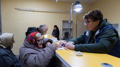 Жінка отримує пенсію в деокупованому Ізюмі, 13 жовтня 2022 р. 