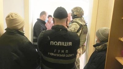 На Чернігівщині «авторитет» отримав підозру за спробу дати хабар начальнику поліції