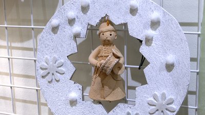 Керамічний інтер'єр з каміном: у Рівному презентували різдвяну виставку