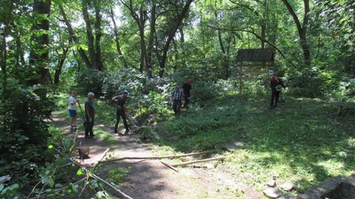 На Тернопільщині розчистили еколого-освітній маршрут "Устечко-Червоне" На Тернопільщині розчистили еколого-освітній маршрут "Устечко-Червоне"