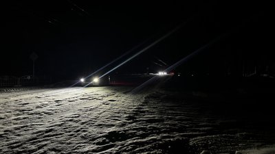 Автівки рухаються дорогою у Харкові