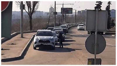 У Запоріжжі до автозаправок та банкоматів утворилися черги. Мешканців просять не панікувати У Запоріжжі до автозаправок та банкоматів утворилися черги. Мешканців просять не панікувати