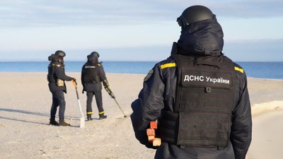 Черкаські рятувальники обстежили мілину Дніпра, де знайшли боєприпаси Черкаські рятувальники обстежили мілину Дніпра, де знайшли боєприпаси