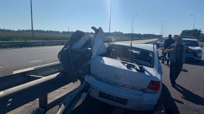 Поблизу Лубен автомобіль "Opel" в'їхав у металевий відбійник Поблизу Лубен автомобіль "Opel" в'їхав у металевий відбійник