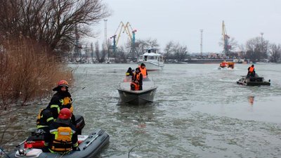 "Гасили" пожежу та "рятували" людей. На Одещині пройшли навчання ДСНС України та Румунії "Гасили" пожежу та "рятували" людей. На Одещині пройшли навчання ДСНС України та Румунії