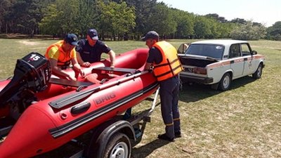 На Херсонщині врятували пару, яку віднесло від берега на надувному матраці На Херсонщині врятували пару, яку віднесло від берега на надувному матраці