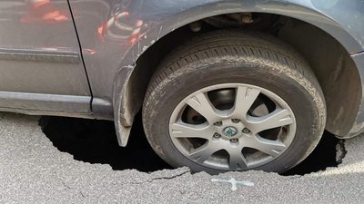 У Франківську на дорозі авто провалилося в яму. Хто винен та куди звертатися У Франківську на дорозі авто провалилося в яму. Хто винен та куди звертатися