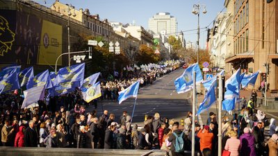 У Києві мітингують профспілки, рух Хрещатиком перекритий У Києві мітингують профспілки, рух Хрещатиком перекритий