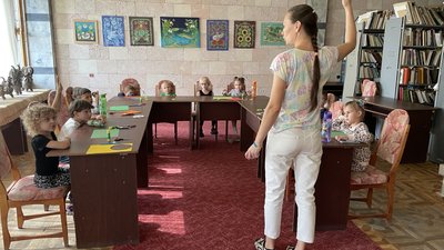 У Полтавській обласній бібліотеці займаються діти переселенців У Полтавській обласній бібліотеці займаються діти переселенців