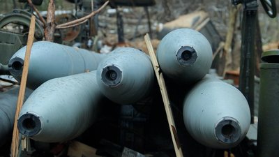 Бліндажі, розтяжки, нерозірвані снаряди: як росіяни окопалися біля Чернігова. Репортаж Бліндажі, розтяжки, нерозірвані снаряди: як росіяни окопалися біля Чернігова. Репортаж