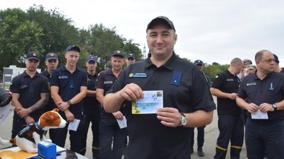 У Миколаєві піротехніки ДСНС взяли участь у погашенні поштової марки "Пес Патрон" У Миколаєві піротехніки ДСНС взяли участь у погашенні поштової марки "Пес Патрон"