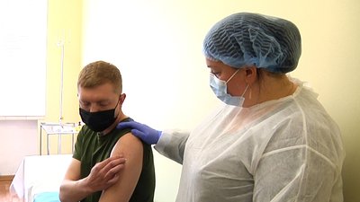 У Житомирі почали вакцинувати від COVID-19 військовослужбовців прикордонного загону У Житомирі почали вакцинувати від COVID-19 військовослужбовців прикордонного загону