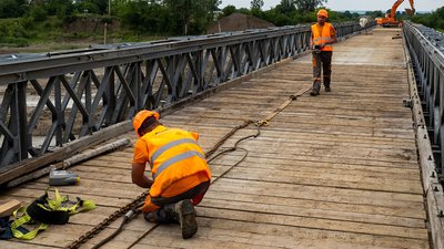 На якому етапі зведення тимчасового моста у Глиниці на Буковині На якому етапі зведення тимчасового моста у Глиниці на Буковині