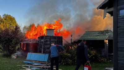 Горить будинок через атаку БпЛА у селі Добрянської громади на Чернігівщині