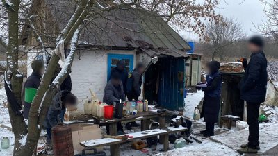 На Черкащині затримали вісьмох людей, які виготовляли та продавали наркотики На Черкащині затримали вісьмох людей, які виготовляли та продавали наркотики