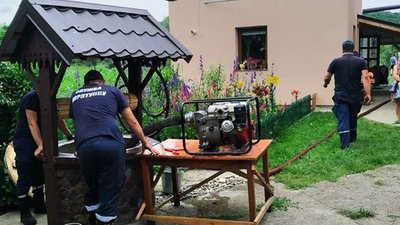 На Тернопільщині рятувальники відкачали воду з 15 господарок, 107 – ще підтоплені На Тернопільщині рятувальники відкачали воду з 15 господарок, 107 – ще підтоплені