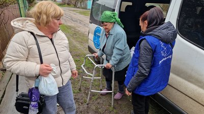 Раїса Іванівна разом із фахівцями місії "Проліска" на Харківщині