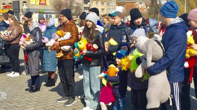 В Ковелі на Волині діти виклали з іграшок слово "Буча" В Ковелі на Волині діти виклали з іграшок слово "Буча"