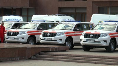 Прикарпатські бригади екстреної медичної допомоги отримали 29 автомобілів для гірських районів