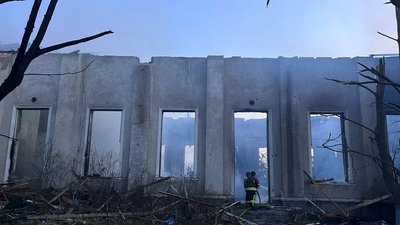 Атака дронів на Одещину: зруйновано лікарню, дитячий центр і ліцей Атака дронів на Одещину: зруйновано лікарню, дитячий центр і ліцей
