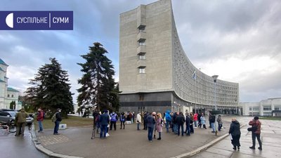 У Сумах влаштували акцію проти російсько-української війни У Сумах влаштували акцію проти російсько-української війни