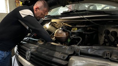 "Воскрешають з мертвих". 10 автомайстрів з Прикарпаття полагодили понад 200 автомобілів з передової "Воскрешають з мертвих". 10 автомайстрів з Прикарпаття полагодили понад 200 автомобілів з передової