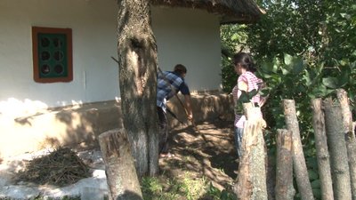 Прибирають каміння та очищають від гілок: на Черкащині відновлюють територію пам'ятки "Три криниці" Прибирають каміння та очищають від гілок: на Черкащині відновлюють територію пам'ятки "Три криниці"