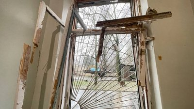Російські війська знову обстріляли Херсон: зруйновані медзаклади та житлові будинки