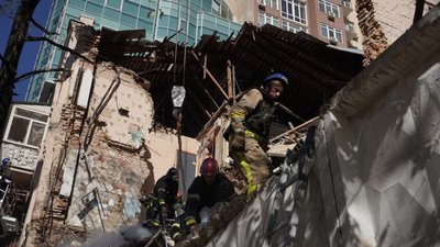 Мешканців зруйнованого дроном будинку в Києві розселять у готелях чи гуртожитках