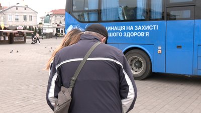Експрес-тестування у центрі Луцька: людей перевіряли на туберкульоз Експрес-тестування у центрі Луцька: людей перевіряли на туберкульоз