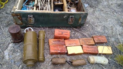 30 кг вибухівки та бойові елементи до "Смерч": на Луганщині знайшли тайники окупантів 30 кг вибухівки та бойові елементи до "Смерч": на Луганщині знайшли тайники окупантів