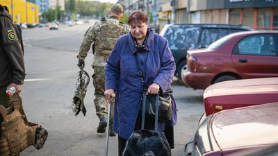 “Коли квартиру рознесло, вирішили поїхати”. Дніпровські волонтери евакуювали з Донеччини 30 людей “Коли квартиру рознесло, вирішили поїхати”. Дніпровські волонтери евакуювали з Донеччини 30 людей
